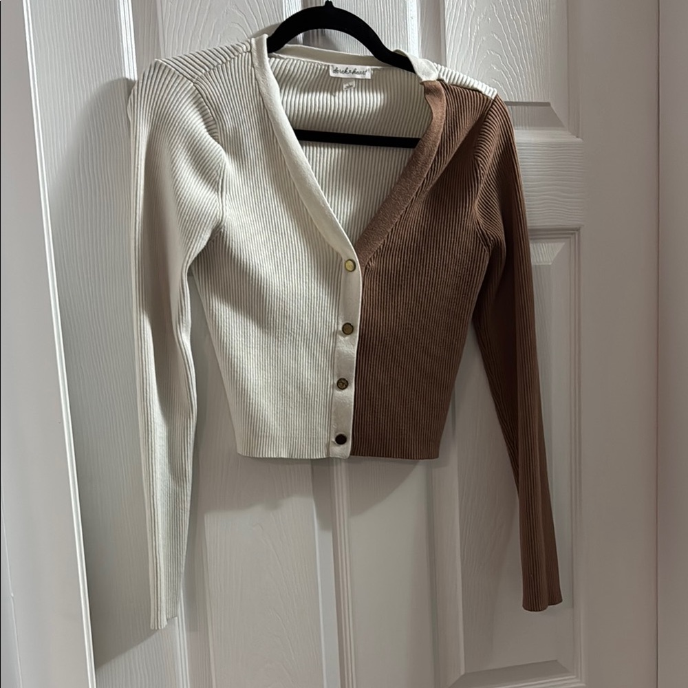 Two-Tone V-Neck Cardigan Sweater Juniors Large, fits like ladies XS, semi crop